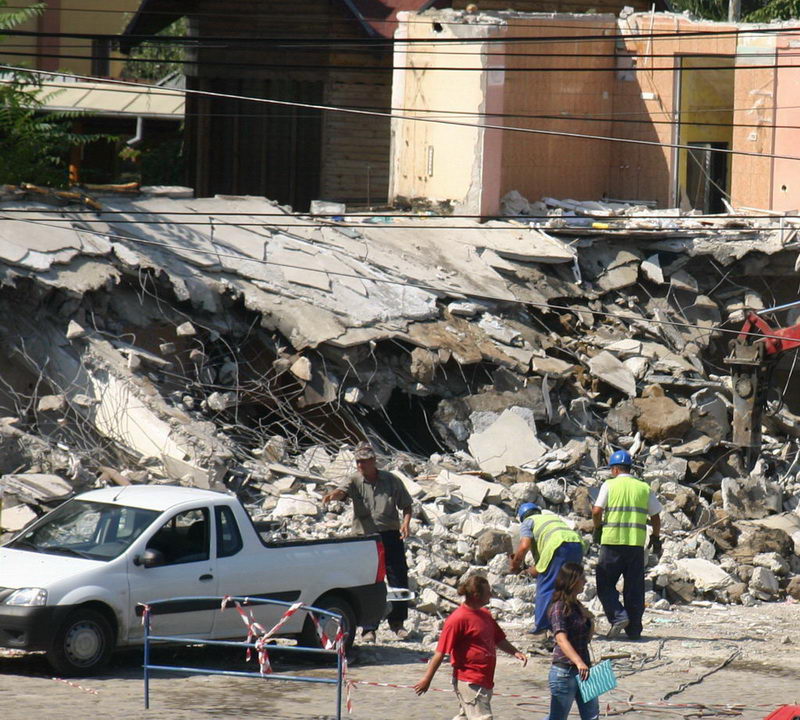 Angajaţii Ecosal fac bani din rămăşiţele pizzeriei Da-Isi