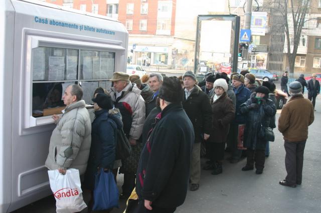 Pensionarii s-au călcat în picioare pentru prima pomană electorală din 2012