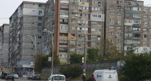 Piaţa imobiliară stagnează în 2013: nu se vând apartamentele vechi și nici cele noi
