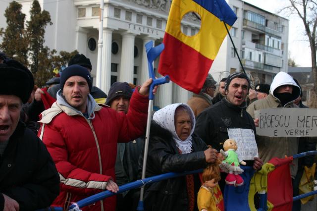 Adrian Bouariu, un tânăr în cârjă, protestează de 11 zile pentru gălățenii indolenți