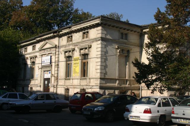 Casa în care a trăit Sadoveanu arată dezolant şi neîngrijit