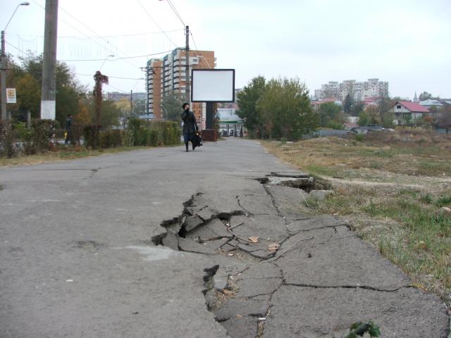 Se surpă Valea Ţiglinei