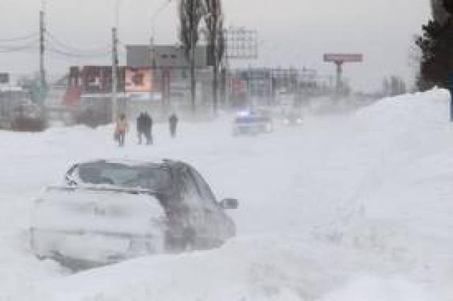 Sute de gălățeni sunt izolați și trăiesc în beznă din cauza viscolului