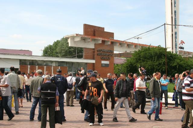 Şefii cu salarii mari i-au ”stimulat” pe siderurgişti să protesteze împotriva închiderii UPSRS