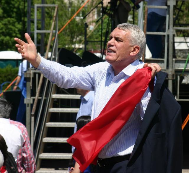 Ţăranul-senator Saghian a deschis conducta mizeriilor împotriva lui Eugen Chebac