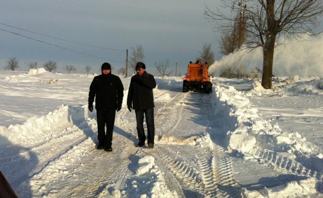 Locuitorii a patru sate gălăţene sunt încă izolaţi sub nămeţi