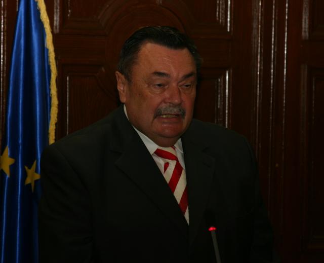 Mai mulţi lideri PNL cer retragerea sprijinului politic al ministrului Victor Paul Dobre