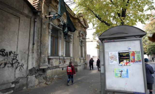 Două case din perioada „belle epoque” a Galațiului sunt lăsate să se năruie