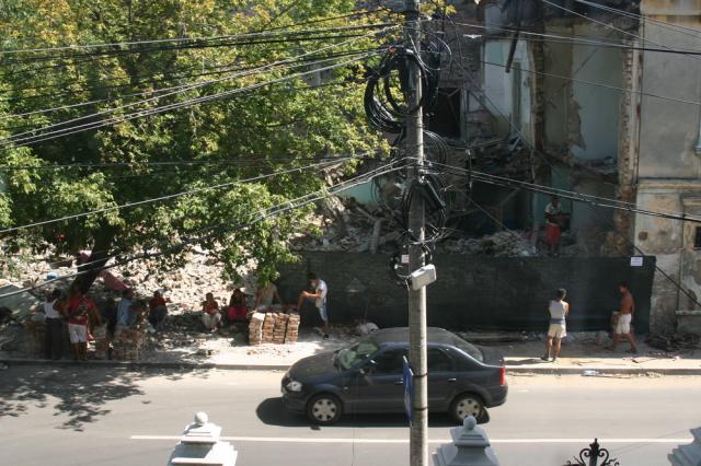 Imobilul dărâmat din Traian 112 - jefuit ca în codru