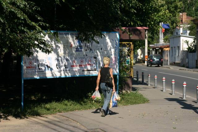 Partidele politice se întrec în afișaj ilegal pentru Referendum