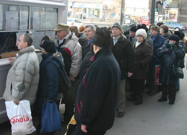 Bătrânețe chinuită: pensionarii gălățeni trec iarna cu ajutorul creditelor