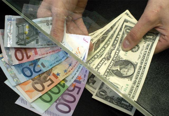 Dolarul american - câştigător în faţa monedelor din UE