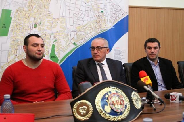 Primarul Stan ne scoate din mizerie cu stema orașului pusă pe ringul de box