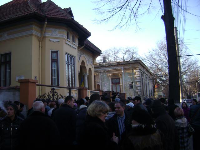 Vreo 200 de democrat-liberali au protestat împotriva conducerii PDL Galaţi