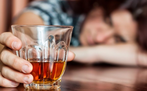 Piața neagră de alcool prejudiciază statul cu 2 miliarde de euro pe an 