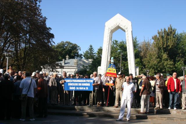 Pensionarii gălăţeni petrec la sfârşit de an, apoi ies în stradă
