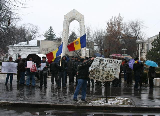 Pe jos de la Galaţi la Bucureşti pentru a striga "Jos Băsescu!"