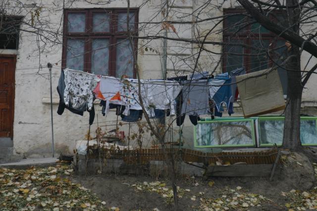 Sărmanii Galaţiului, luaţi la bani mărunţi