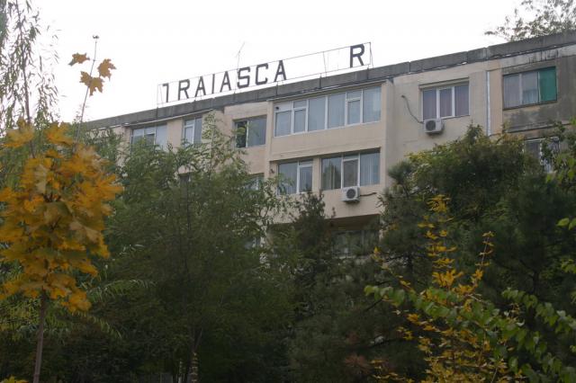 O lozincă cu PCR se află la loc de cinste pe un bloc din Galaţi
