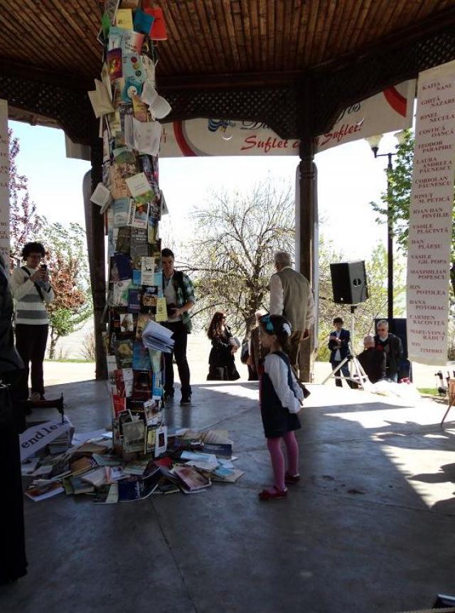 “Endless book” - coloana fără sfârşit a ţesătorilor de cuvinte