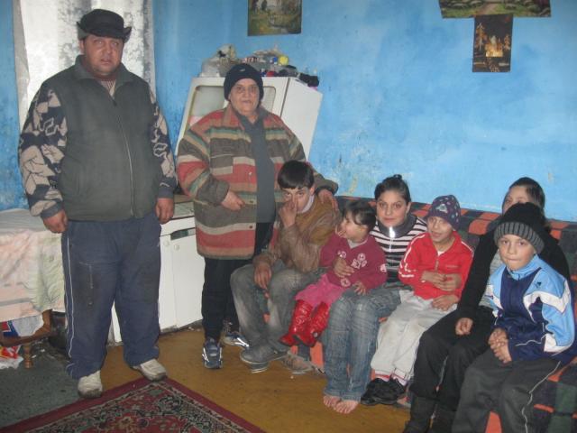 O familie cu şapte copii va fi aruncată în stradă