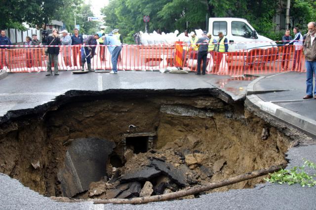 Hăul căscat pe strada Oltului face concurență gropii de la Elice 