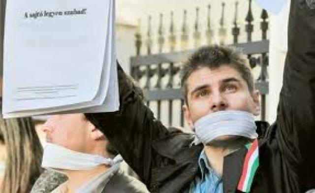 Jurnaliştii protestează împotriva tehnicii „pumnul în gură” utilizată de către CSM