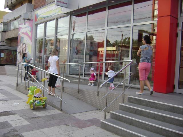 În lipsa unui spaţiu de joacă, rampa pentru persoane cu dizabilităţi este folosită în loc de tobogan