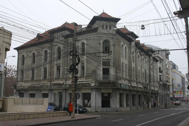 Palatul Gheorghiu va fi „conservat” cu plase de protecție și țăruși din fier 