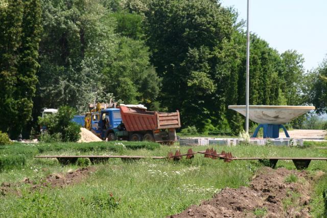 Firma Pallegrini face ”cârpeli de lux” la Grădina Publică