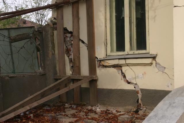 Primăria nu are 74.000 de euro pentru a consolida un corp de școală care stă să cadă