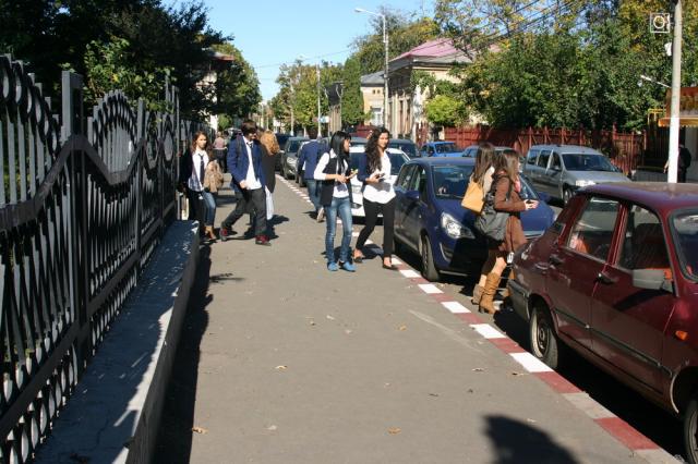 Ingeniozitate pe strada Bălcescu: stațiile de autobuz au fost acoperite cu pungi din plastic