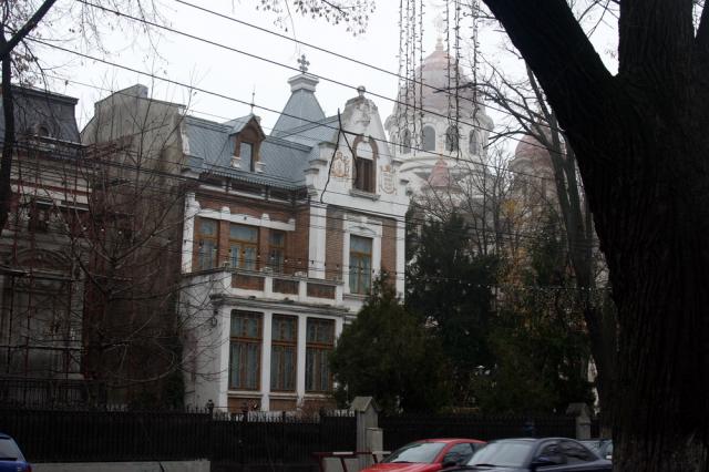 ÎPS Casian Crăciun calcă peste cadavrul Muzeului de Artă Vizuală și se mută în Palatul Episcopal