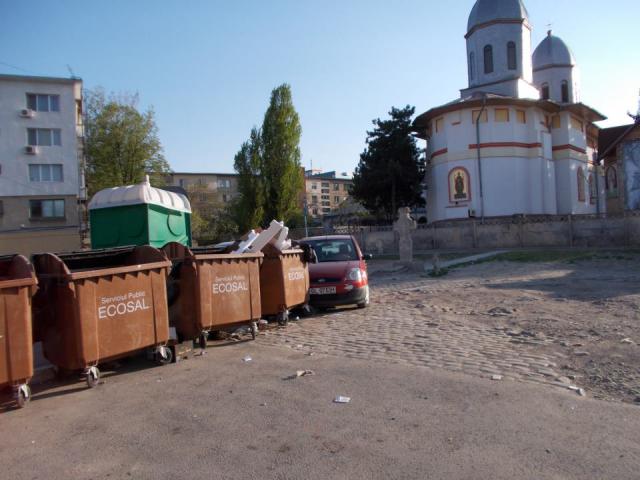 Primăria a amplasat ghene pentru gunoi şi un WC chiar lângă un monument istoric