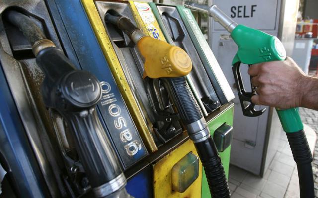 Preţul petrolului a scăzut iar Leul s-a depreciat faţă de USD - în prima parte a lunii noiembrie