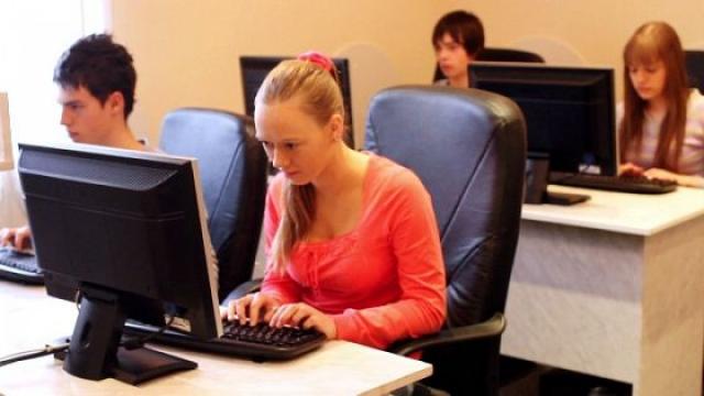 Elevii de la cinci licee gălățene vor afla care sunt primii pași în carieră într-o lume digitală