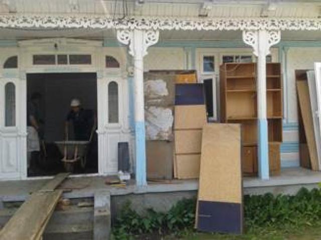 Voluntari din Irlanda de Nord ajută la renovarea caselor pentru sinistrații din Cudalbi-Galați