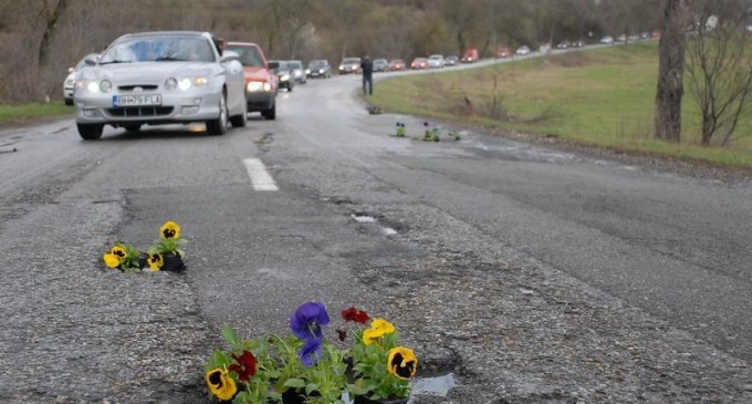 Când nu asfaltează, CNADNR astupă vocile critice din interior