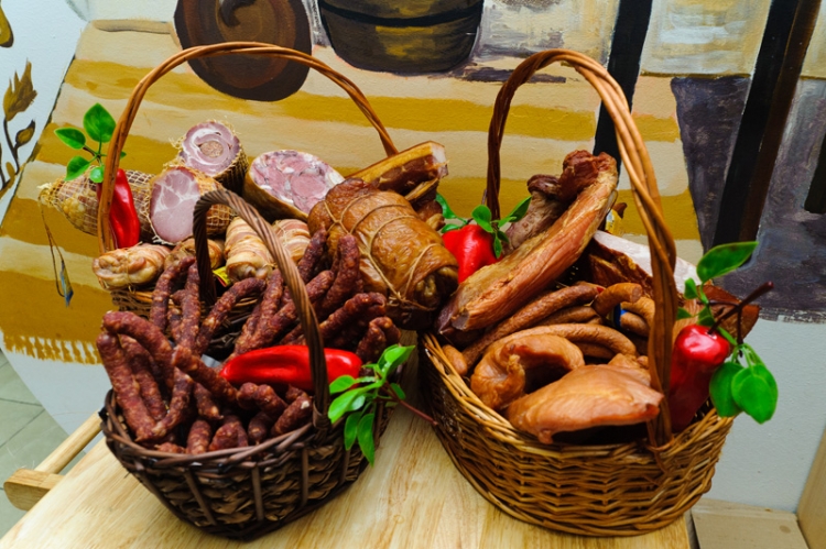 Românii consumă de cinci ori mai multe produse autohtone premium în perioada Sărbătorilor Pascale