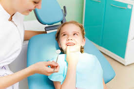 Peste 1.500 de medici dentişti oferă gratuit consultaţii și cupoane de reducere pentru pastă de dinți